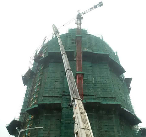 靖西吊车在工地上作业